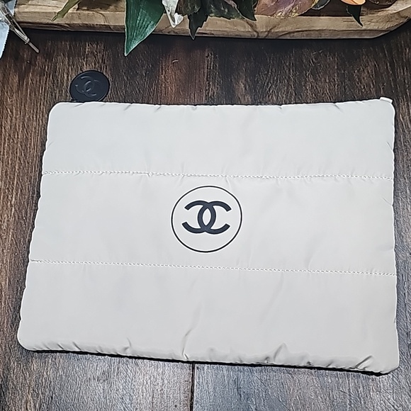 CHANEL Puffer Makeup travel bag - Picture 1 of 4